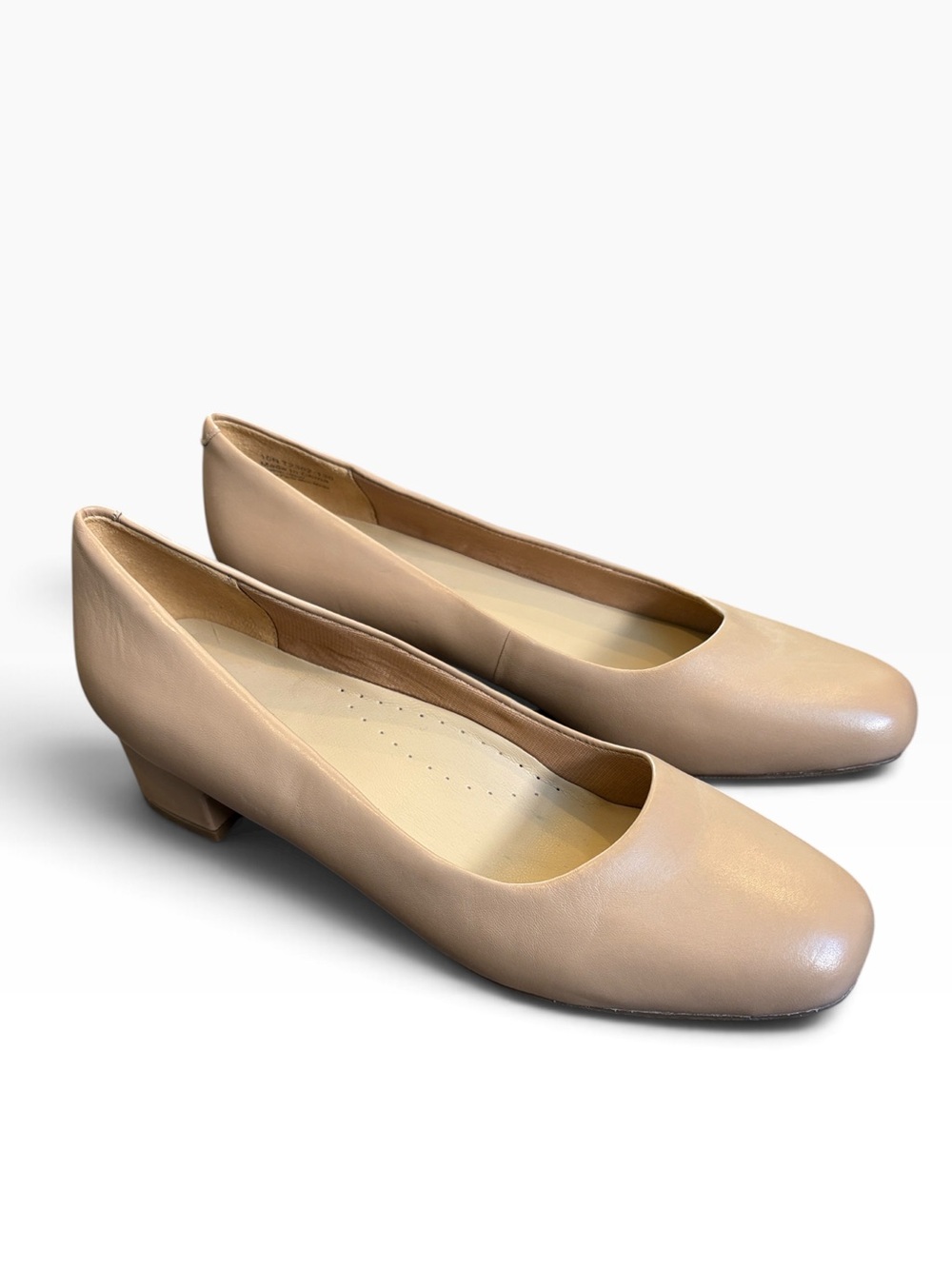 Trotters Dream Pump Women's 10N NARROW Nude Low Block Heel Pumps